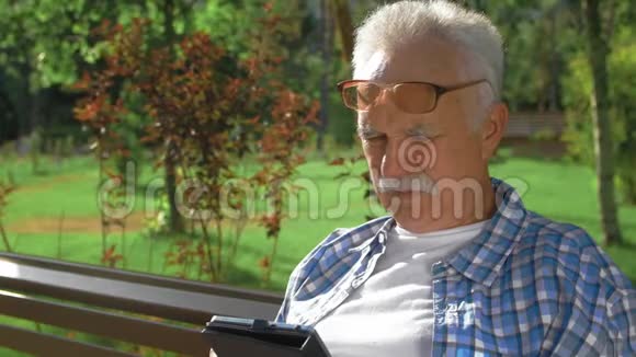 一个戴眼镜的老人在书中读到一个紧张的时刻视频的预览图