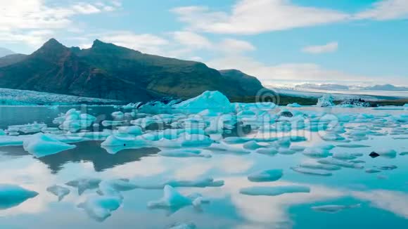 冰山的时间推移和日落的Jokulsarlon一个冰岛冰川泻湖雪山视频的预览图