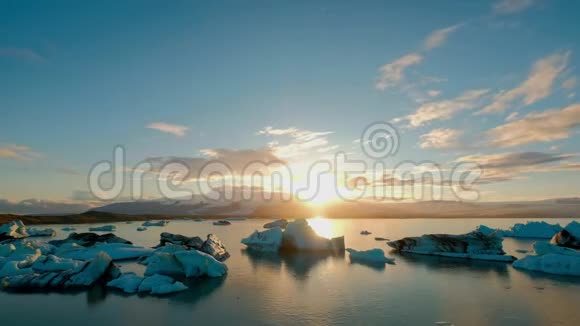 冰山的时间推移和日落的Jokulsarlon一个冰岛冰川泻湖雪山视频的预览图