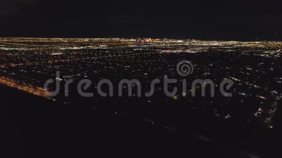 拉斯维加斯的天空之夜美国内华达州鸟瞰图视频的预览图