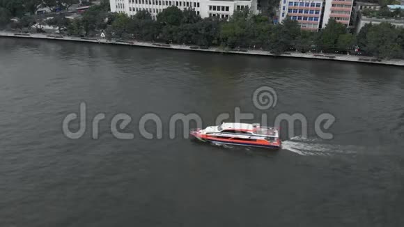 游艇漂在城河上视频的预览图
