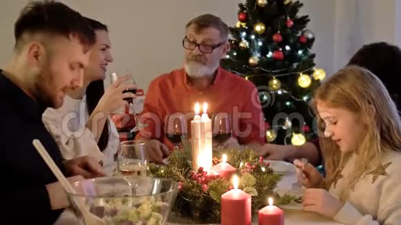 圣诞快乐圣诞快乐幸福的家庭在家吃晚饭人民观念视频的预览图