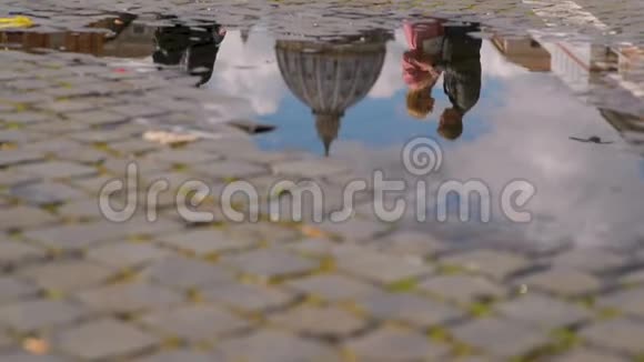水坑里的倒影视频美丽的年轻夫妇在罗马市中心拥抱和亲吻视频视频的预览图