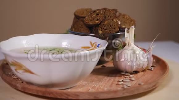 碗汤面包屑和蔬菜放在木盘上视频的预览图