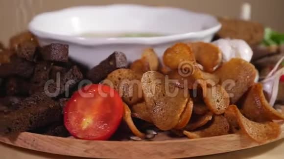盐落在盘子里上面有汤面包饼干和新鲜蔬菜视频的预览图