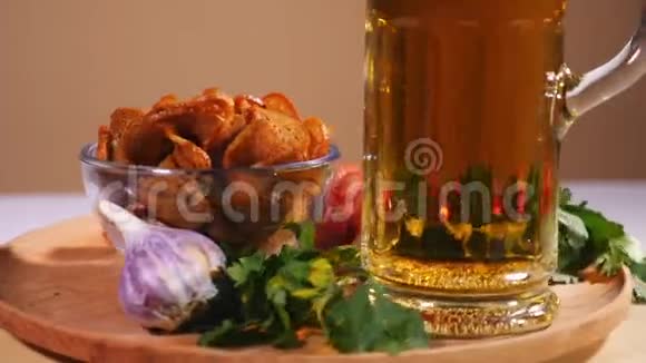 一杯啤酒放在盘子里上面有面包饼干培根樱桃番茄和青菜视频的预览图