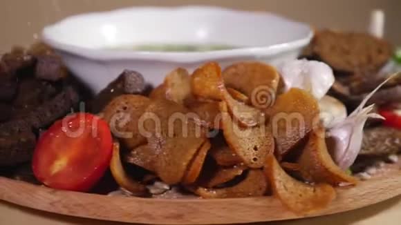 旋转盘子碗汤面包饼干和新鲜蔬菜视频的预览图