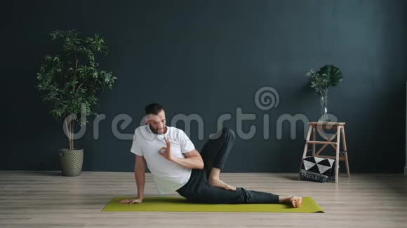 在体育中心练习瑜伽的大胡子男视频的预览图
