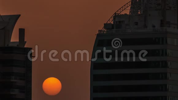 阿联酋迪拜JLT区住宅和办公楼之间的日出空中时间视频的预览图