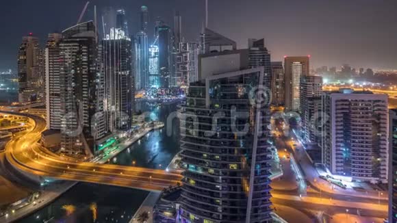 迪拜码头住宅和办公室摩天大楼的空中景观海滨之夜到白天视频的预览图