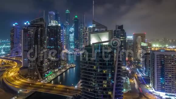 迪拜海滨住宅和办公室摩天大楼的空中景观带海滨夜间时间超移视频的预览图