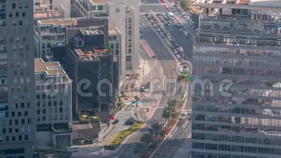 在阿联酋迪拜DIFC时间推移附近的AlSaada街交叉口交通的天际线视图视频的预览图