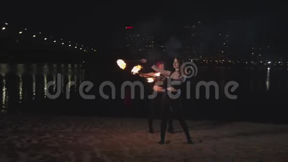 女火手用燃烧的火把表演特技视频的预览图