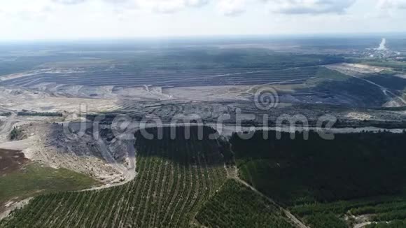 从空中拍摄的大型采石场视频的预览图