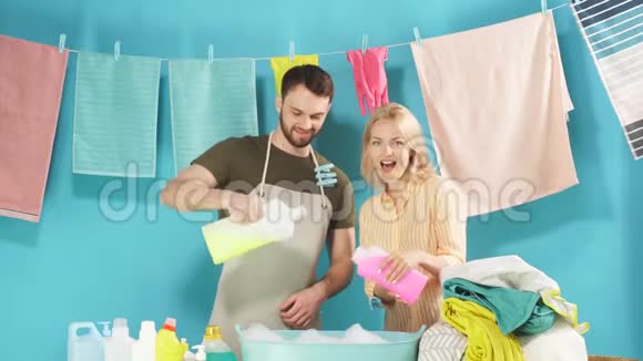 笑的夫妇从清洁过程中得到乐趣视频的预览图