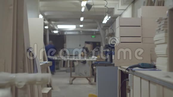 木匠用机器在木材厂工作木制家具制造工艺木工车间位置视频的预览图