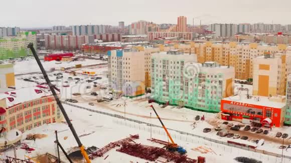 Nizhnevartovsk俄罗斯2020年3月12日轮式起重机安装限制视频的预览图