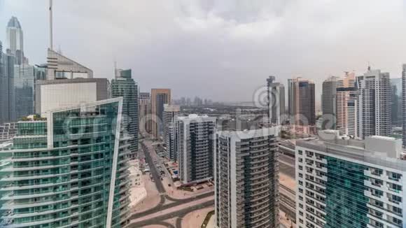 从空中时光看迪拜码头的各种摩天大楼和塔楼视频的预览图