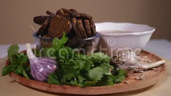 鸡汤饼干和木制盘子上的蔬菜视频的预览图