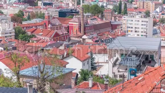 城市全景缆车从萨拉热窝车站上下移动到山区波斯尼亚和黑塞哥维那视频的预览图