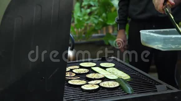 炭烧烤炉上的美味蔬菜视频的预览图
