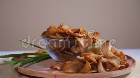 木制盘子里有洋葱和酸奶油的面包屑视频的预览图