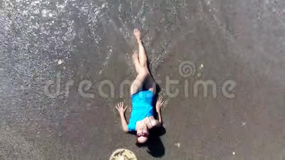 女人喜欢海浪躺在海滩上视频的预览图