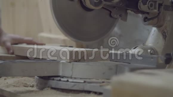 木匠在圆锯机上工作木制家具制造工艺木工车间工作人员视频的预览图