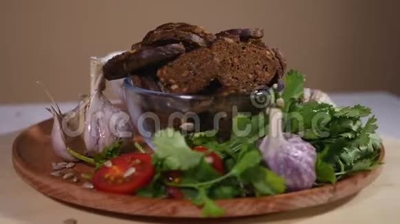鸡汤面包屑和木盘上的新鲜蔬菜视频的预览图