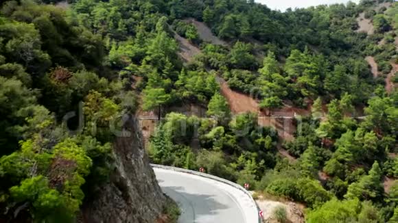 空中无人驾驶飞机射击塞浦路斯的山林道路视频的预览图