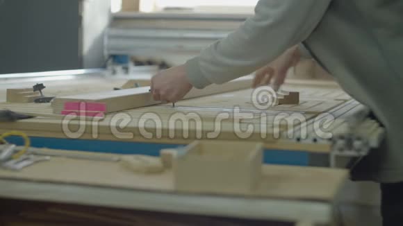 计算机数控机床操作人员为操作准备木材木工车间工序木制家具视频的预览图