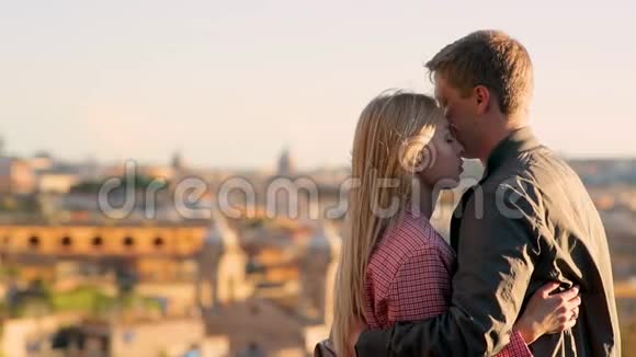 日落时分年轻漂亮的夫妇拥抱和亲吻罗马全景快乐的男人和浪漫的约会视频的预览图