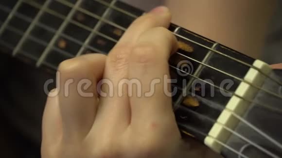 女人手在弹声吉他萌芽的音乐家视频的预览图