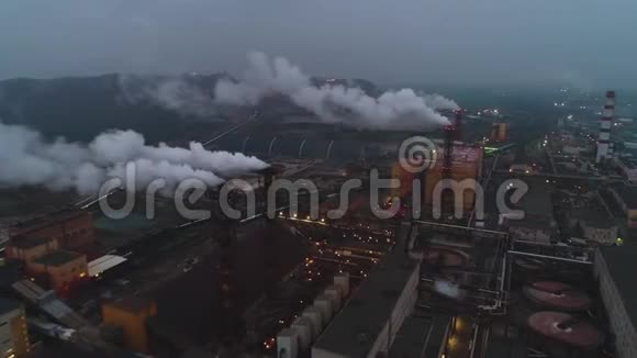 靠近钾肥厂的管道那里有大量的烟雾后面是大量的生产废料视频的预览图