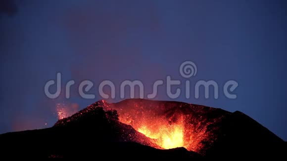 冰岛EyjafjallajAkull火山的喷发视频的预览图