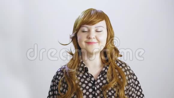 白色背景的年轻女子打哈欠用手捂住嘴视频的预览图
