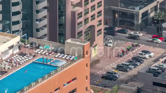 停车场与屋顶游泳池从上面的时间推移空中俯视阿联酋迪拜视频的预览图