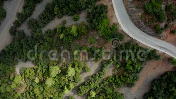 空中无人驾驶飞机射击塞浦路斯的山林道路视频的预览图