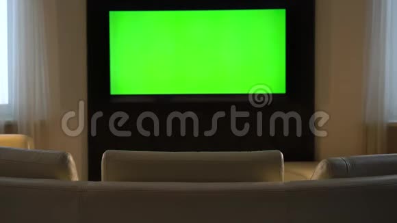 男人跳过沙发看电视视频的预览图