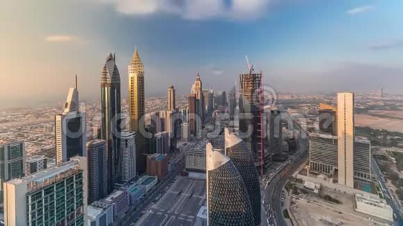 在阿联酋迪拜谢赫扎耶德路和DIFC航空时间的建筑物的天际线视图视频的预览图