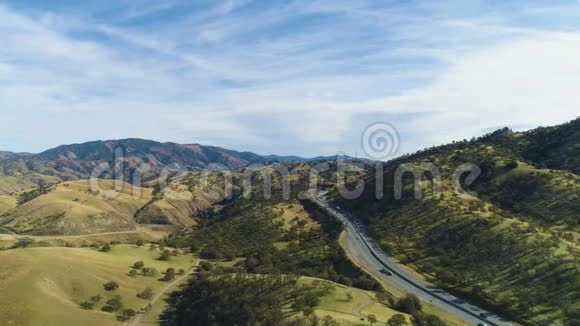 公路和丘陵乡村景观克恩县加州美国鸟瞰图视频的预览图