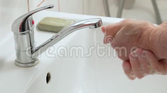 长者用自来水龙头洗手详情冠状病毒爆发时的卫生视频的预览图