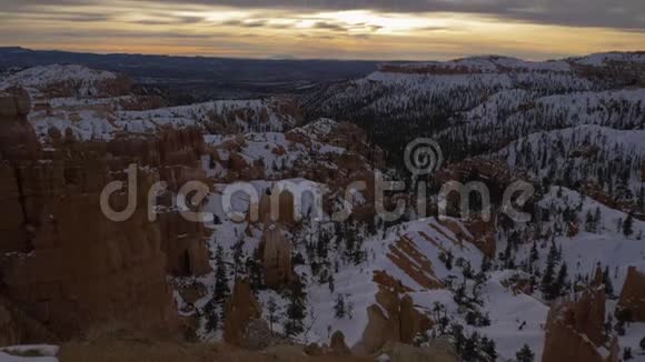 冬天日出的布莱斯峡谷美国犹他州视频的预览图