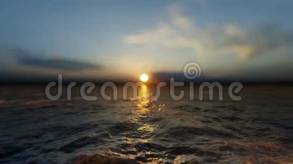 日落前的太阳之旅在汹涌的海洋上3D视图视频的预览图
