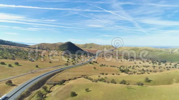 51号高速公路和HillyGreen农田克恩县加州美国鸟瞰图视频的预览图