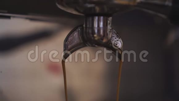 黑咖啡是从专业咖啡机的水龙头里倒出来的视频的预览图
