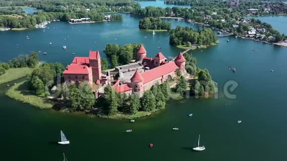 位于立陶宛加尔维湖上的特拉凯童话城堡的鸟瞰图视频的预览图