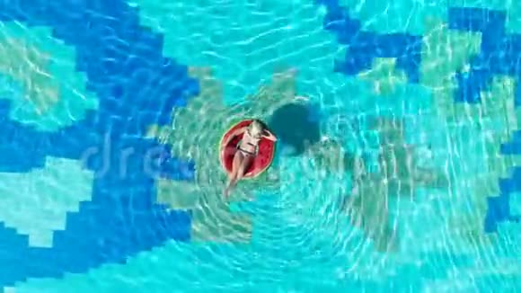 游泳池顶上有一位女士在游泳圈暑假概念视频的预览图