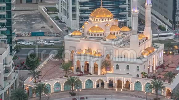 迪拜玛丽娜和穆罕默德本艾哈迈德阿尔穆拉清真寺的现代住宅建筑日夜交替视频的预览图