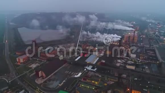 在一家钾肥厂飞行很多烟都是从管道里冒出来的视频的预览图